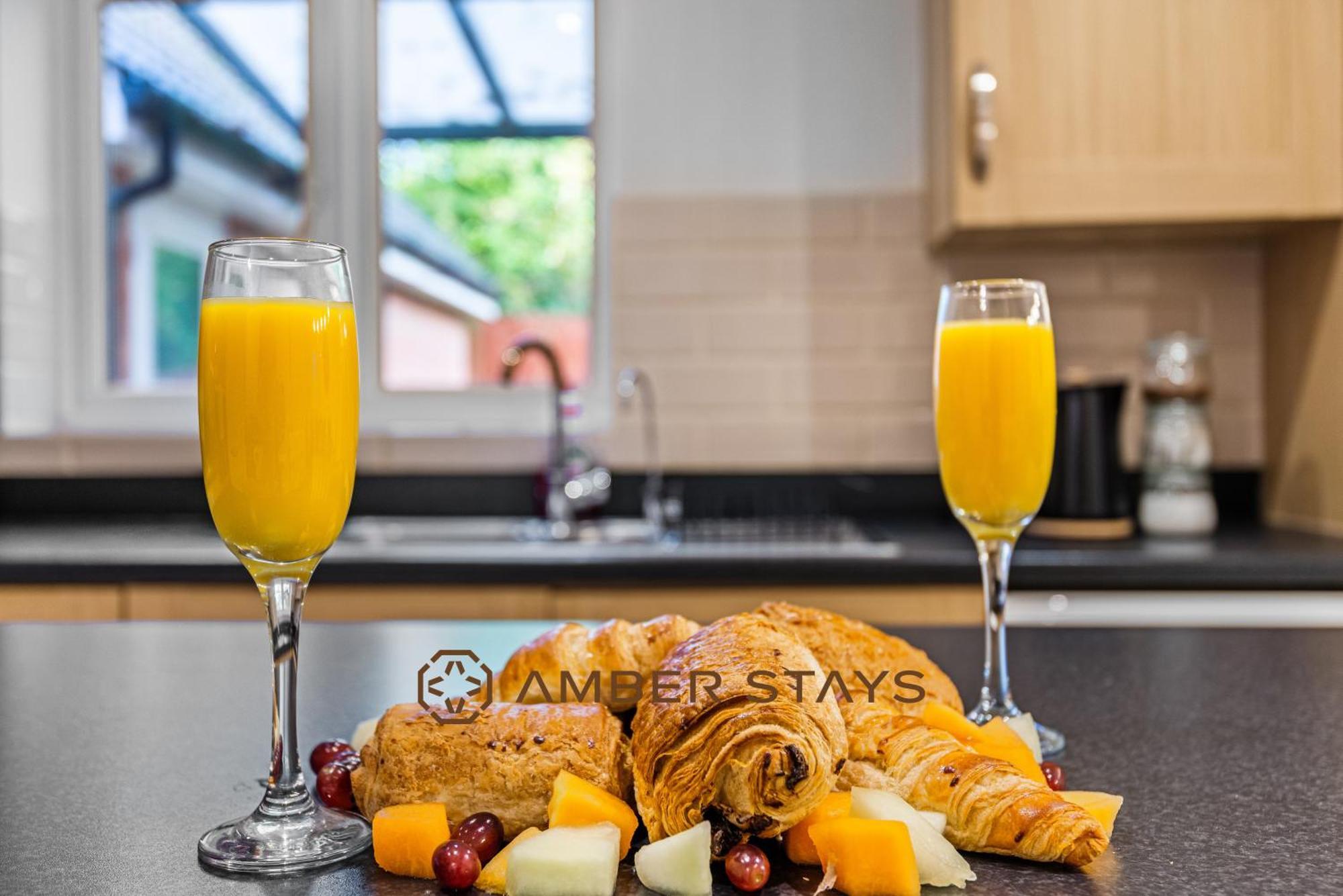Spacious 5 Bed House In Reading By Amber Stays, Perfect For Business & Contractors, Sleeps 12! Eksteriør bilde