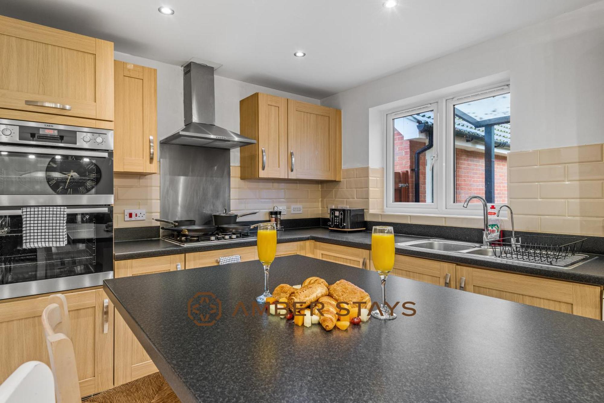 Spacious 5 Bed House In Reading By Amber Stays, Perfect For Business & Contractors, Sleeps 12! Eksteriør bilde